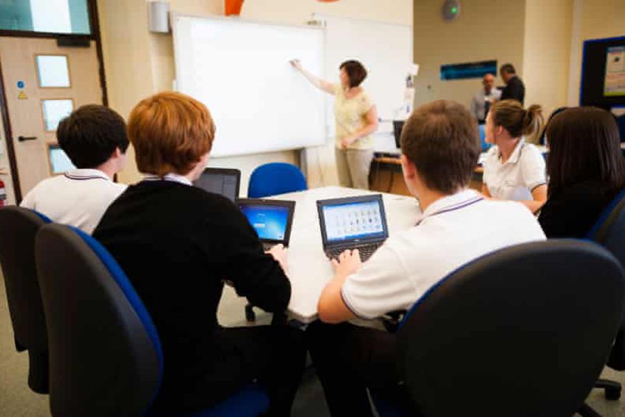 Pedagogs vada nodarbību ar datoriem